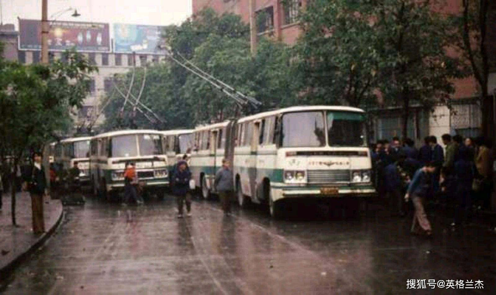 上面照片是80年代的重庆,无轨电车