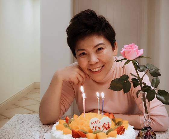 51岁邓亚萍为老公庆生,老公满脸胡渣,一家三口同框超甜蜜
