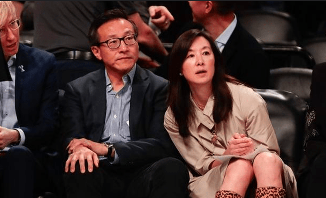吴明华一共为蔡崇信生下了三个孩子,如今大儿子已经成年,比老爸蔡崇信