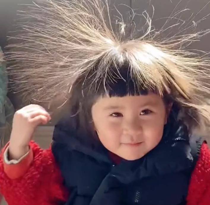 小女孩躺在床上等待着妈妈过来看到自己.