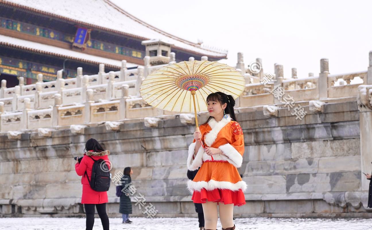 雪后故宫白瓦红墙,外国游客扎堆赏雪,古装美女零下4℃短裙露腿_雪景