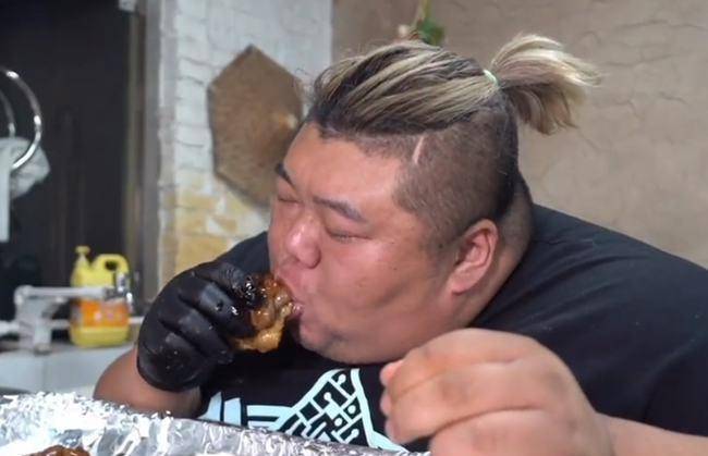 500斤网红吃播胖到喘不上气,暴饮暴食被劝停,回应:身体没问题