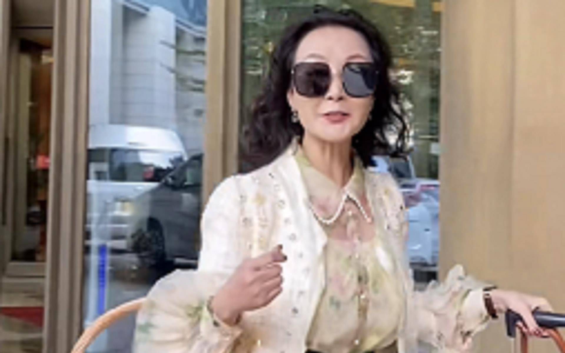 雪瑞姑姑壕气人设爆火五十多岁出国留学她是真的女富婆吗