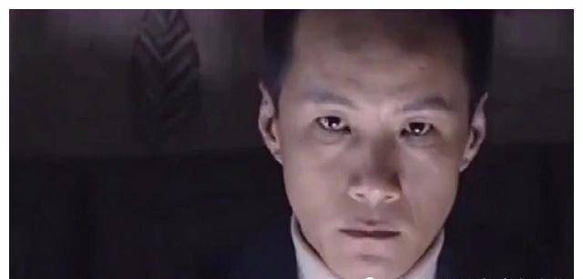 当时《不要和别人说话》电视剧当中,冯远征饰演家暴男安嘉和.