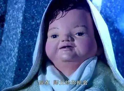因为是反派,他的每次出场都是在阴暗的背景下,再加上奇特的声音.