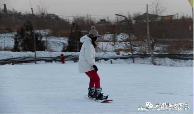 >库尔勒:体验冬日激情 感受滑雪乐趣_旅游_文化