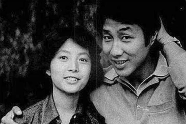 他的妻子叫杜宪,是央视的一位女主播,杜宪出生于书香门第,她的父亲是
