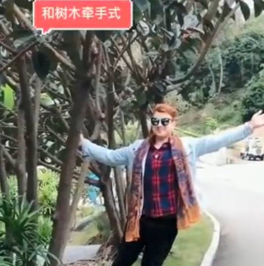 老外模仿中国大妈拍照走红画面太过于真实网友模仿到了精髓