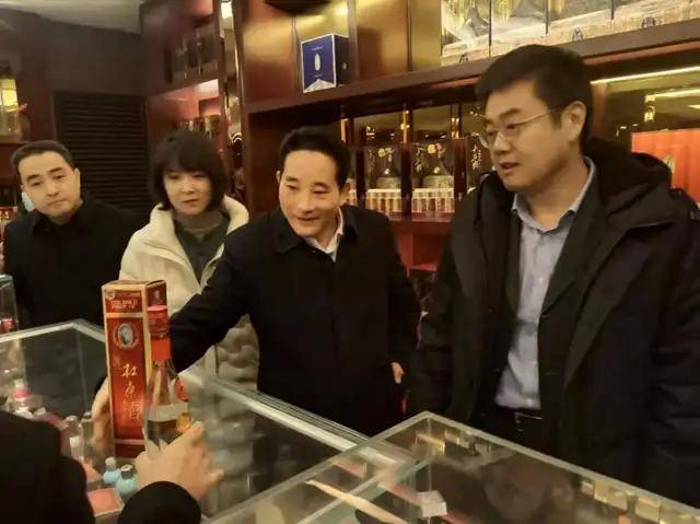 下午4点,刘波副厅长一行来到白水杜康酒厂,在董事长张红军和讲解员的