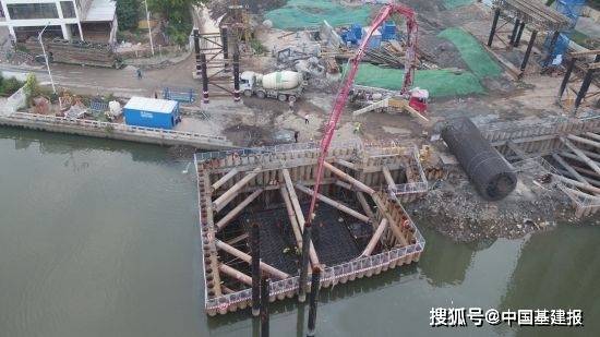 原创广东中开高速公路岐江河大桥主桥首个承台浇筑完成