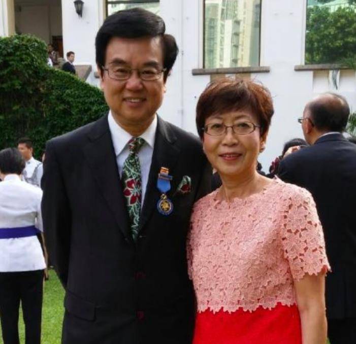 妻子徐文娟在1997年时被诊断出患有癌症,身体饱受病痛的折磨,黄百鸣并