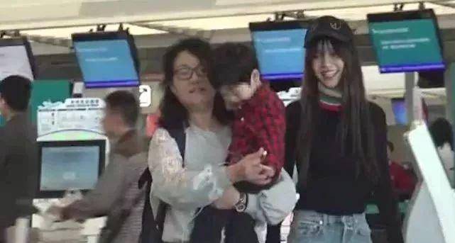 原创baby带儿子出行又一次被曝光小海绵真面容是在挑战黄晓明