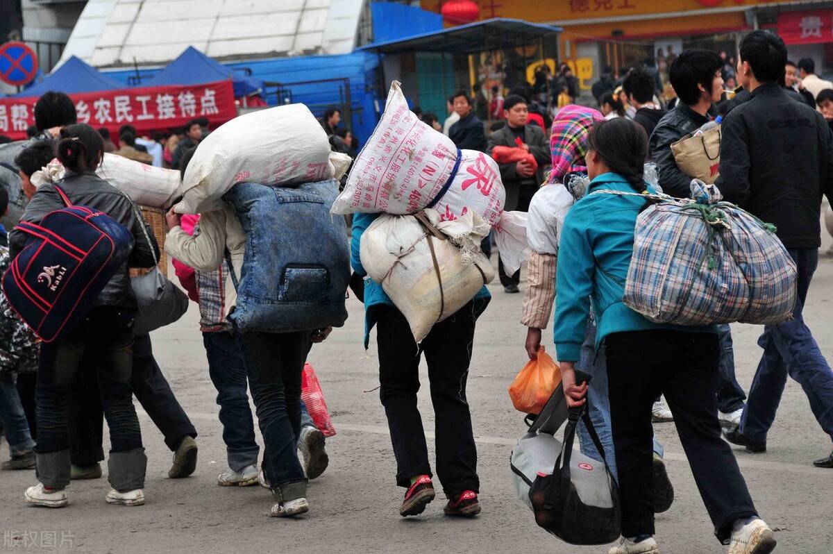农民工春运返乡的神器:背着蛇皮袋跟提只胶桶,用过都说好_塑胶_行李箱