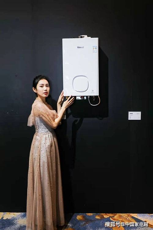红顶奖提名的暖逸系列c66l零冷水壁挂炉具备全屋零冷水,app智能取暖