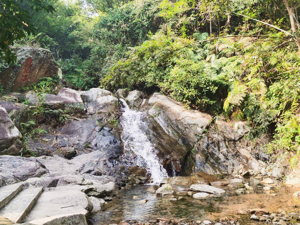 台风山竹之后首次登皂幕山海拔超800米佛山境内第一高峰