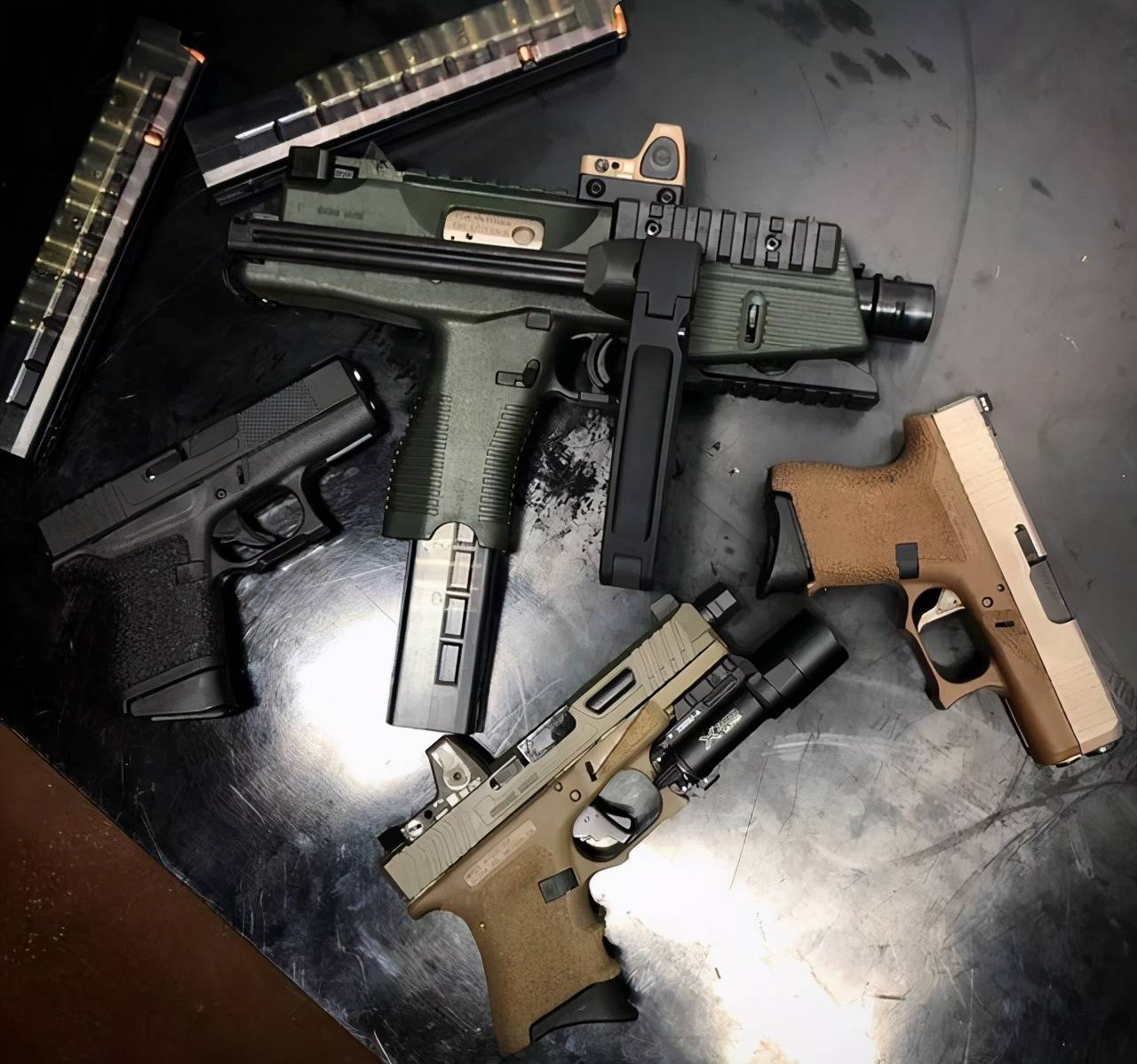 手枪也被称为"短枪管武器",大致分为三类"左轮手枪,自动手枪(实际是半