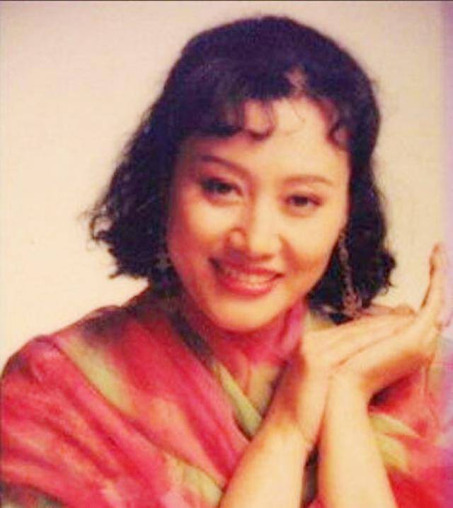 著名表演艺术家李默然觉得王丽云是一块璞玉,将她招入辽宁人艺.