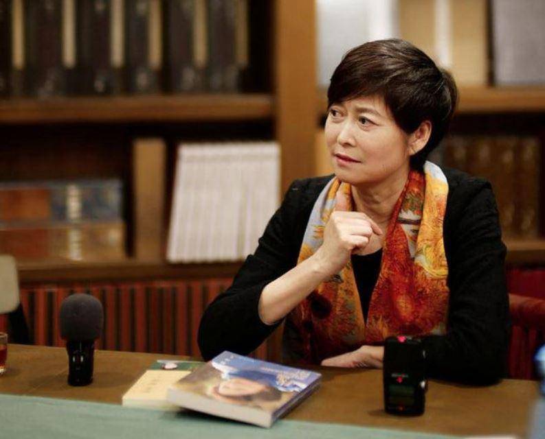 原创嫁亿万富商结婚41年女儿嫁苏格兰小伙敬一丹退休后过得怎样