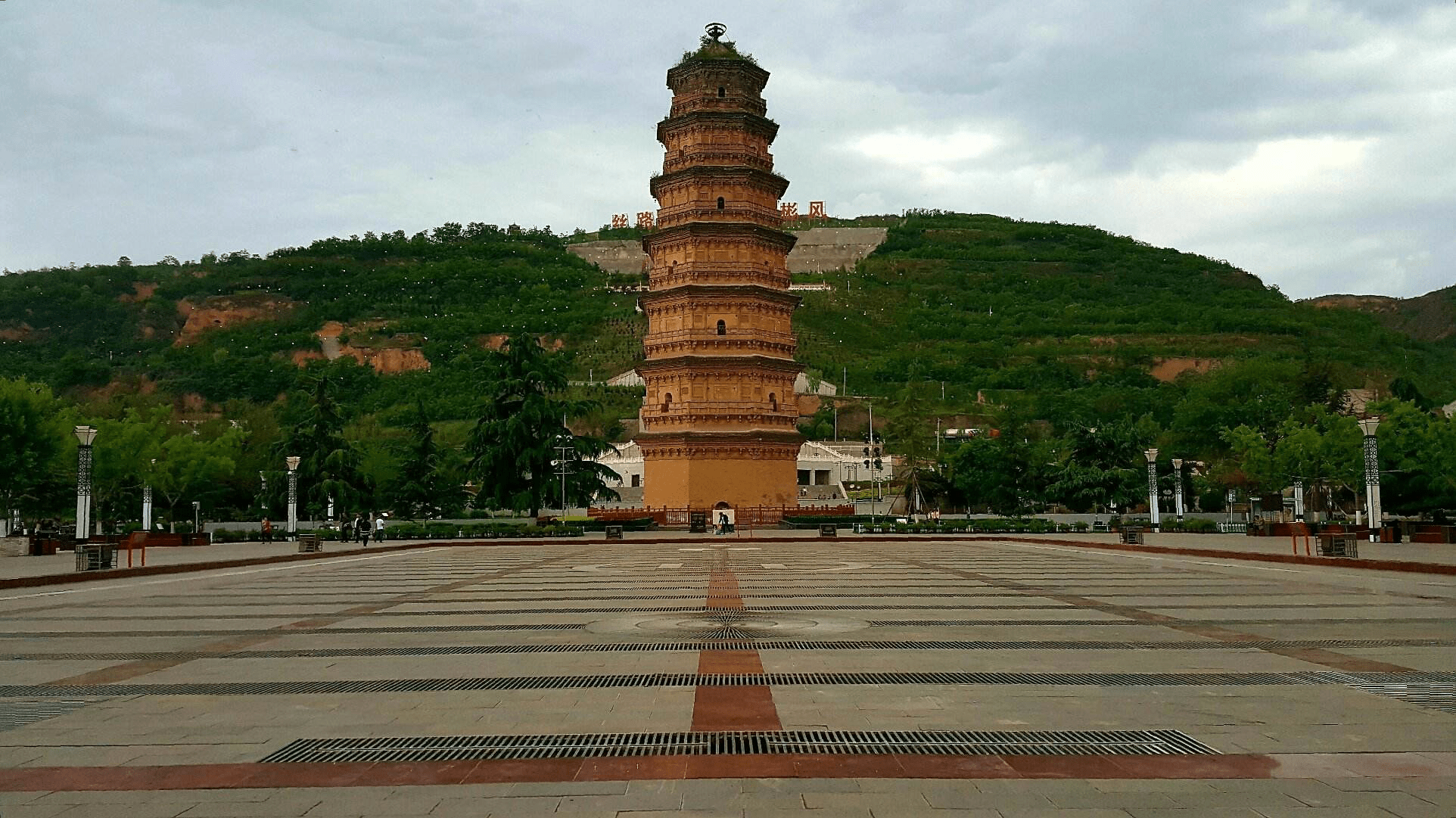 彬县开元寺塔,也称"彬塔", 建于北宋皇祐五年(1053年),距今已经近千年