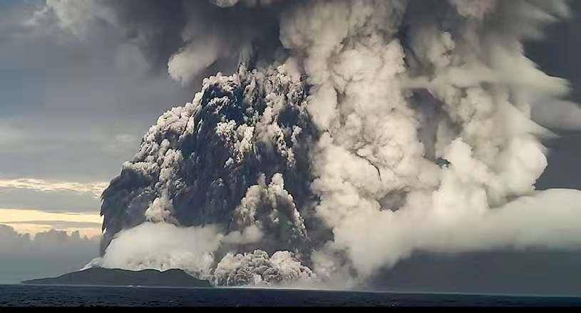 汤加火山爆发太空清晰可见多国海啸预警蘑菇云冲近20公里高