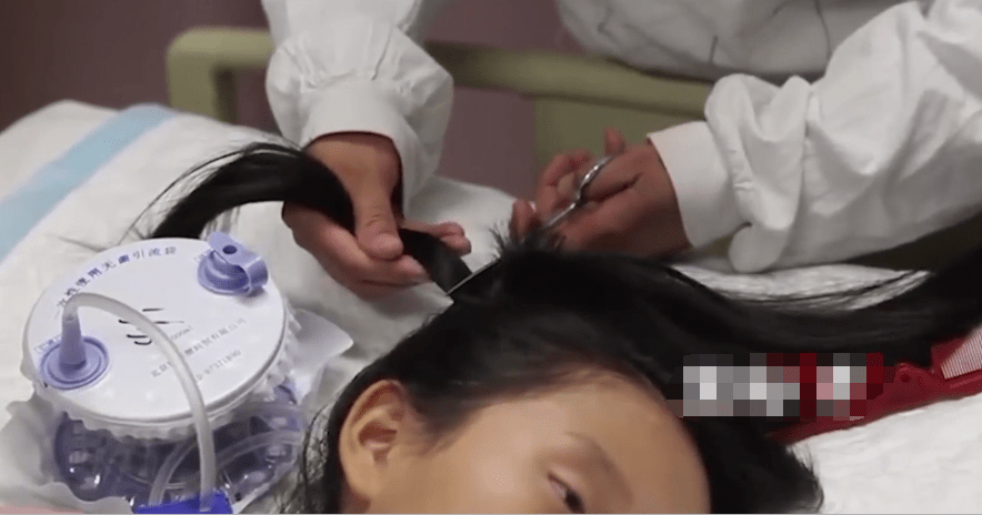 6岁女孩生命结束捐出所有器官父母剪下一缕头发留作最后的念想