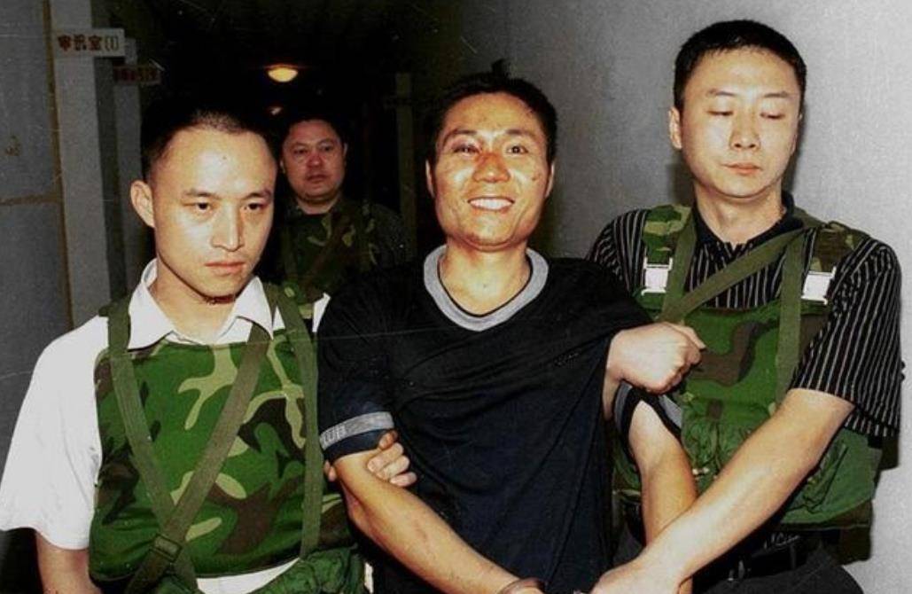 原创2000年悍匪张君被抓后四名被判死刑只有最痴情的她活下来