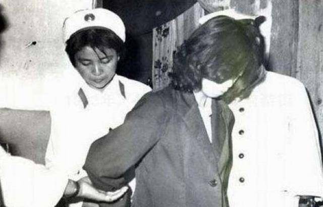 原创1983年女流氓组织百人办艳舞晚会被捕后警察一次逮捕300人