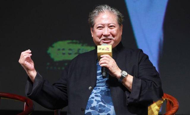 67岁洪金宝近照,和女子十指相扣恩爱如初,大步走路身体逐渐康复_时候