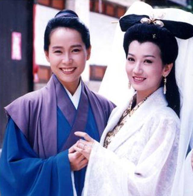 叶童不学老搭档赵雅芝,走的"不老女神"路线,她更倾向于自然老去.