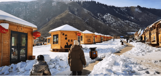 走不出的塔格拉克村_塔村_雪山_金辉