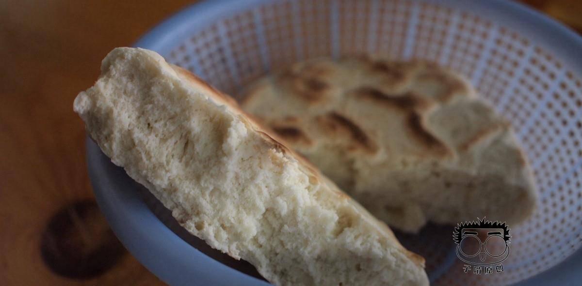 饼子挺厚实,掰山半个泡到糊辣汤里面就着吃.