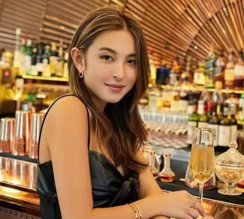 香港老牌明星女儿任达华女儿17岁成超模张兆辉女儿神似钟嘉欣