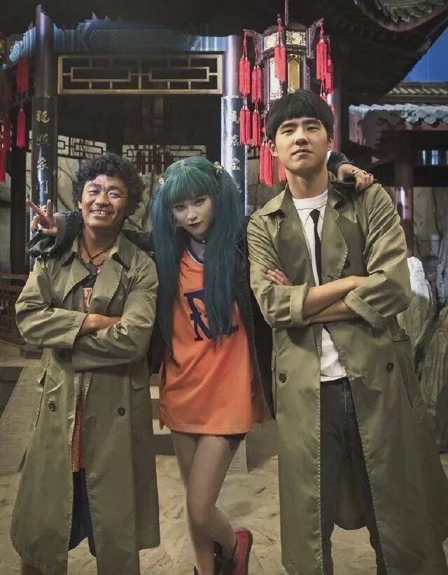 有一个出场就叼着棒棒糖的年轻女孩,头发颜色艳丽,是个黑客高手,名字