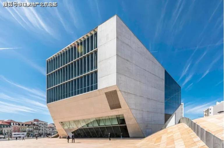 波尔图的casa da música是一座九层楼高的非对称建筑,专门用于音乐