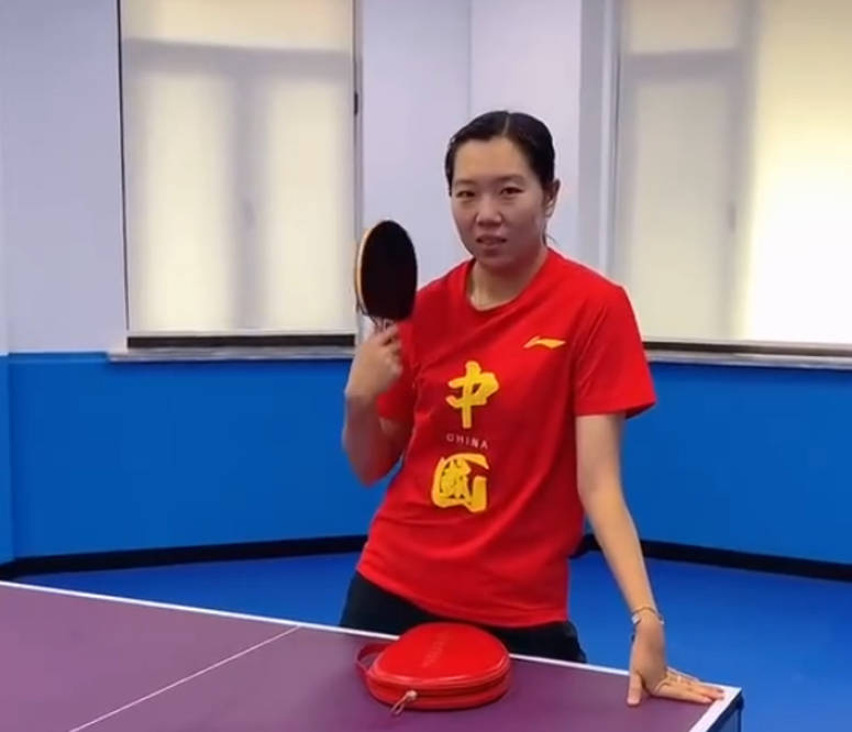 李晓霞重拾球拍上演了一场与网络名人王开李晓霞,戴着面具的乒乓球