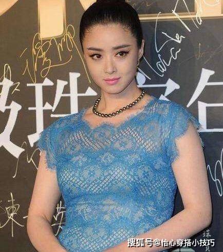 原创蒋欣路透生图曝光减龄穿搭却遮不住大象腿信她有130斤了