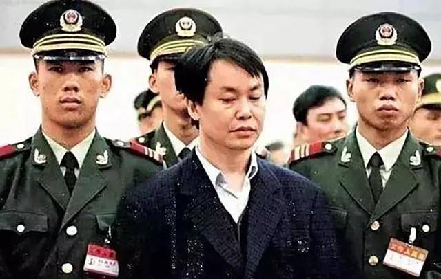 抢劫启德机场装甲运钞车1亿6000万港元,被警察逮捕之后,张子强凭借着