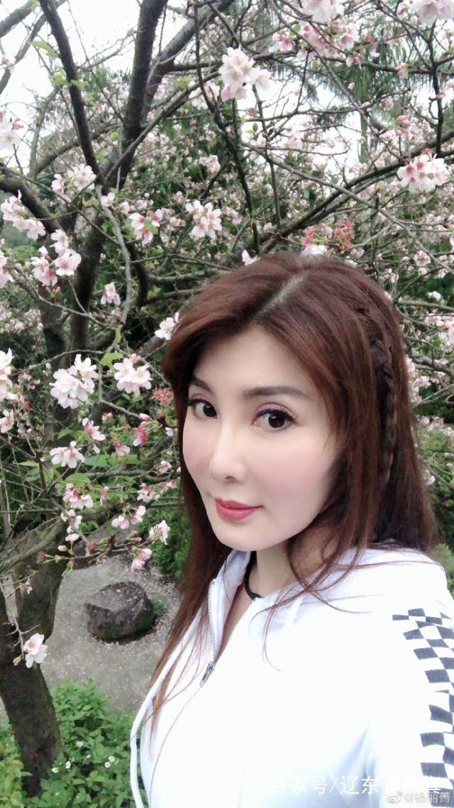 "功夫女神"杨丽菁晒近照,51岁的她变网红脸似少女_瑜伽_美颜_自然