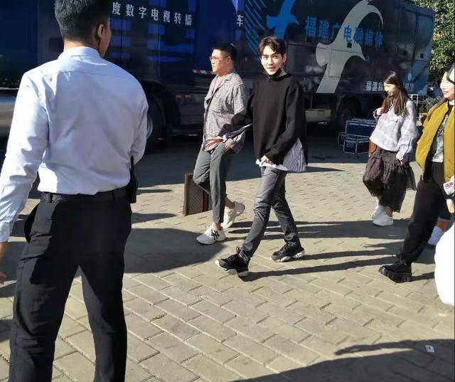 肖战最新活动生图怼脸拍身高好卓越朱一龙护着孩子太温柔啦