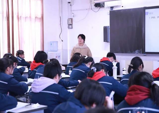 海安市教师发展中心研训员莅临市实验中学调研指导教学工作