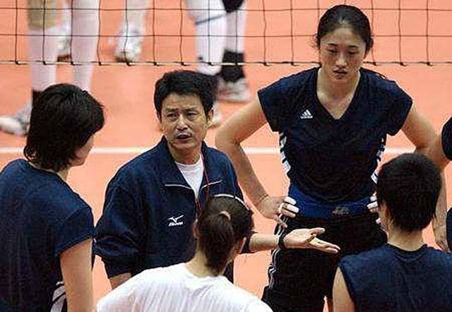 李东红在医院里昼夜看护,转达陈忠和,让他安心训练