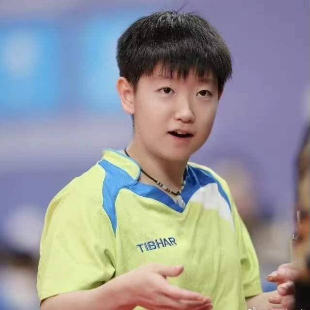 孙颖莎扎辫子照片曝光走红5岁莎莎甜美可爱在幼儿园笑成花