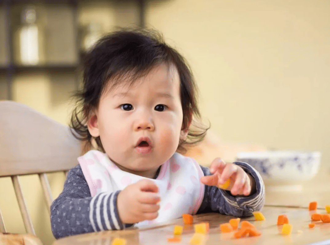 孩子在一岁前主要食物为奶和米粉,宝宝学说话后,妈妈后悔莫及