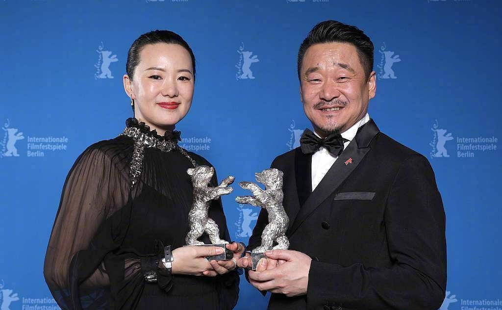 49岁的咏梅终获影后,努力演好角色,从容优雅生活_许戈辉_栾树_刘静