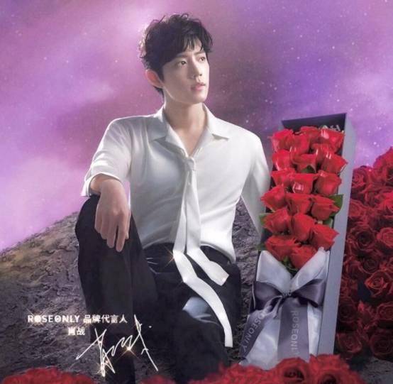 《roseonly诺誓》为肖战拍摄的这张写真,跟官方原来的四张宣传图,是有