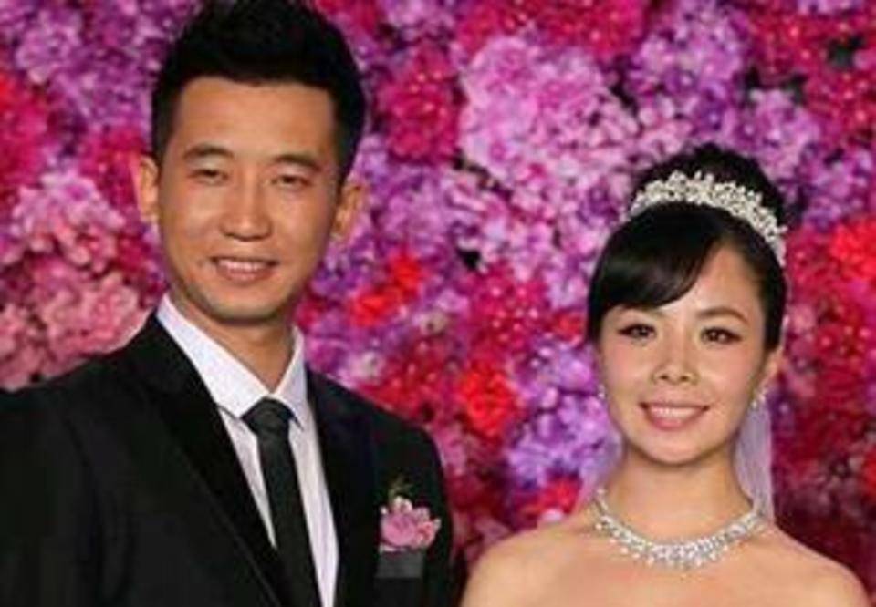 原创李飞妻子是王二妮守护妻子22年甘愿做个默默无闻的家庭煮男