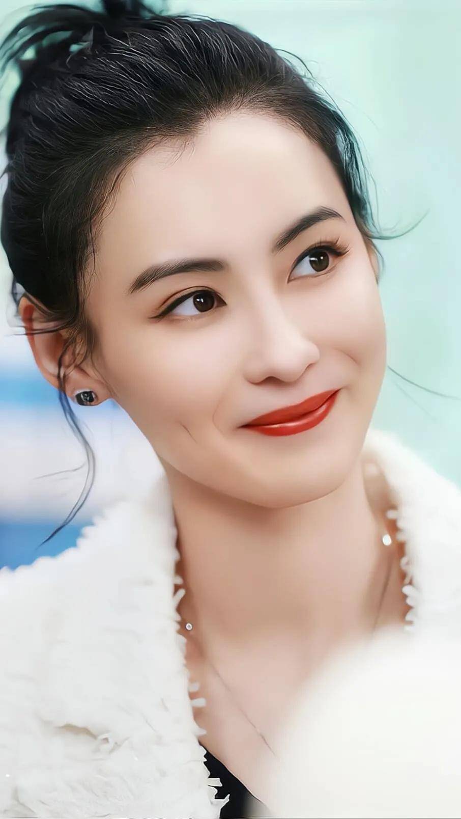 张柏芝的五官明显有白种人的感觉,因为她有几分之一的混血.