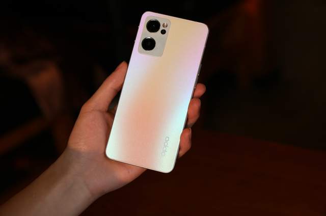 颜值党上手opporeno7晨曦金外观设计对口影像更出乎意料