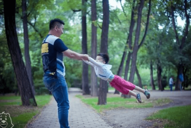 孩子掉进高铁站缝隙,妈妈第一时间跳下去施救,爸爸却在一旁指责