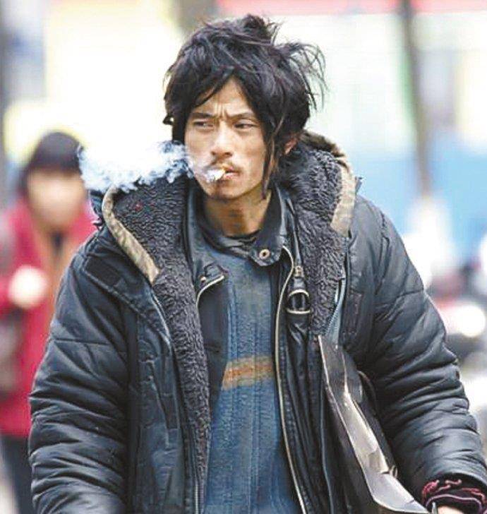 10年后,如今42岁,曾红过芙蓉姐姐,让人心疼的犀利哥怎么样了?